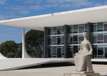 Alexandre de Moraes Inicia Presidência Temporária do STF Durante Recesso