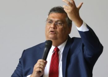 STF: Flávio Dino Bloqueia Bens de Valdemar Costa Neto por Suspeita de Emendas Irregulares