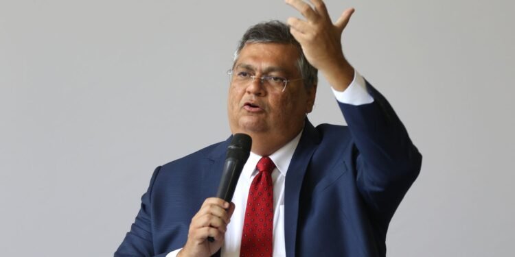 STF: Flávio Dino Bloqueia Bens de Valdemar Costa Neto por Suspeita de Emendas Irregulares