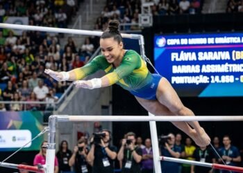 Flávia Saraiva conquista ouro nas barras assimétricas na Copa do Mundo