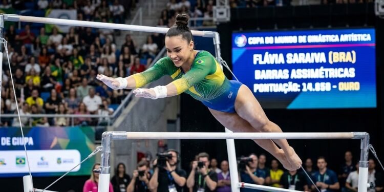 Flávia Saraiva conquista ouro nas barras assimétricas na Copa do Mundo