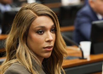 Vice de Flávio aciona STF contra Erika Hilton e pede restrição a postagens sobre violência sexual