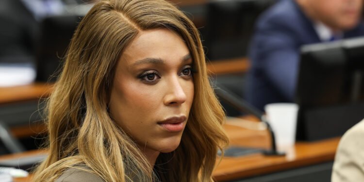 Vice de Flávio aciona STF contra Erika Hilton e pede restrição a postagens sobre violência sexual