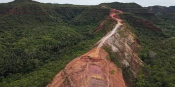Estrada no alto de serra no TO tem curvas fechadas e precipícios; obra está embargada