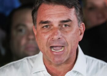 PF faz buscas em endereço ligado a Flávio Bolsonaro PF faz buscas em endereço ligado a Flávio Bolsonaro