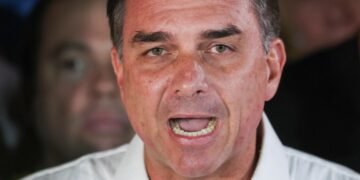 PF faz buscas em endereço ligado a Flávio Bolsonaro PF faz buscas em endereço ligado a Flávio Bolsonaro