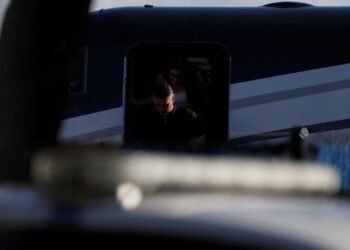 Flávio Bolsonaro usou passaporte diplomático cancelado para entrar nos EUA