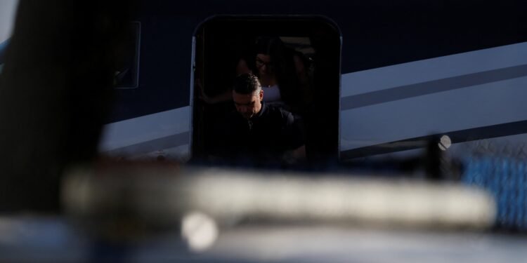 Flávio Bolsonaro usou passaporte diplomático cancelado para entrar nos EUA Flávio Bolsonaro usou passaporte diplomático cancelado para entrar nos EUA