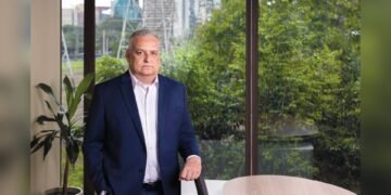 Candidato a vice de Flávio Bolsonaro aciona Justiça contra Manuela D’Ávila
