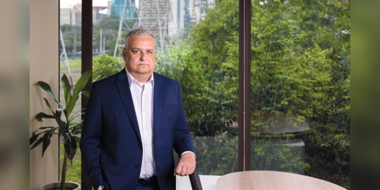 Candidato a vice de Flávio Bolsonaro aciona Justiça contra Manuela D’Ávila