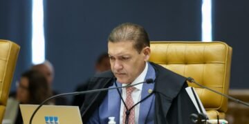 Nunes Marques pede parecer da PGR sobre ação para anular pena de Bolsonaro no caso do golpe Nunes Marques pede parecer da PGR sobre ação para anular pena de Bolsonaro no caso do golpe