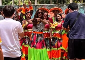 Anitta dança ‘rock doido’ e conhece trabalho de produtores rurais no Pará