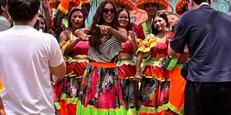 Anitta dança ‘rock doido’ e conhece trabalho de produtores rurais no Pará