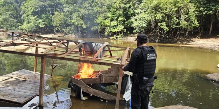 Operação contra crimes ambientais no AP desarticula garimpo ilegal e prende dois por porte de arma