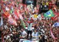 Lula chama Flávio Bolsonaro de candidato de ‘mais baixo nível’ durante ato no Rio