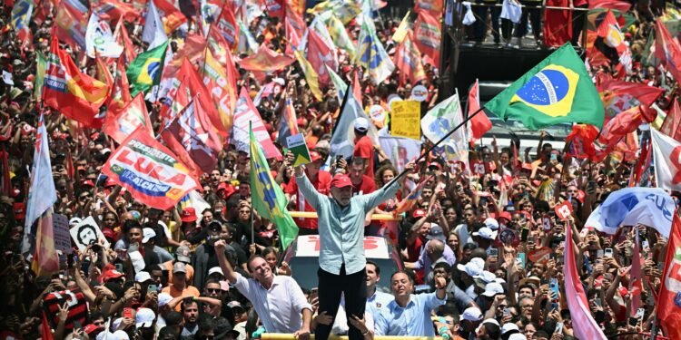 Lula chama Flávio Bolsonaro de candidato de ‘mais baixo nível’ durante ato no Rio