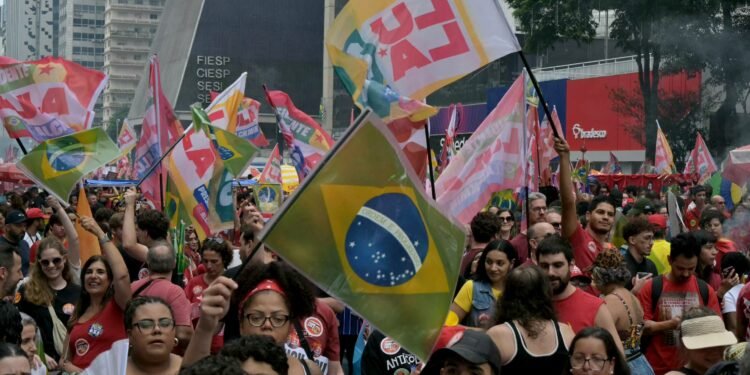 Lula toma a Avenida Paulista em último ato de campanha e celebra mobilização no 2º turno
