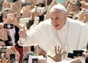 Quem é o cardeal que assina novo livro sobre Papa Francisco
