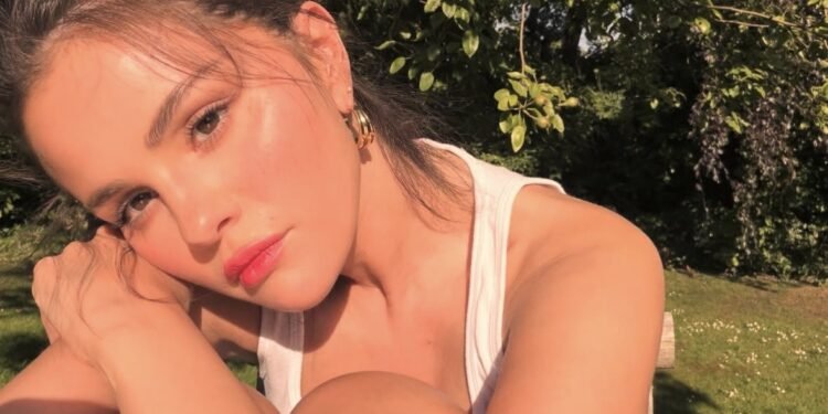 Caso Selena Gomez: cigarro eletrônico pode mudar voz e causar inflamação na laringe
