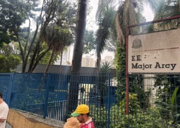 Urnas são fechadas em escolas antes de mesários receberem aviso sobre prorrogação