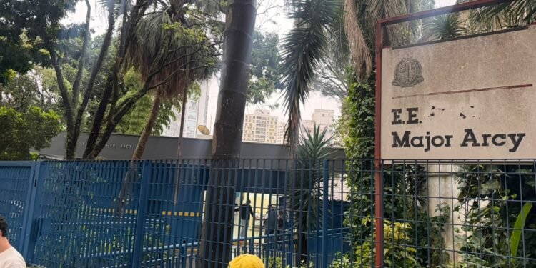 Urnas são fechadas em escolas antes de mesários receberem aviso sobre prorrogação