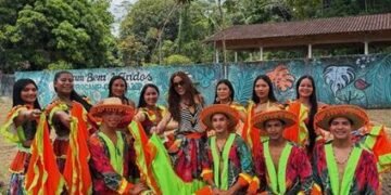 Anitta ganha saia de carimbó e planta castanheira durante visita ao Pará Anitta ganha saia de carimbó e planta castanheira durante visita ao Pará