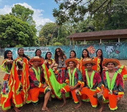 Anitta ganha saia de carimbó e planta castanheira durante visita ao Pará