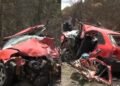 Pai e filho de 4 anos morrem após batida entre carro e três carretas na Bahia; veículo ficou retorcido