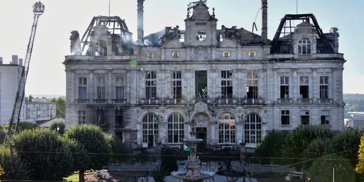 VÍDEO: câmeras registram invasão e saque de loja em Nice por manifestantes