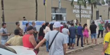 Agricultores de Oiapoque protestam na prefeitura por melhorias em estradas e pontes Agricultores de Oiapoque protestam na prefeitura por melhorias em estradas e pontes