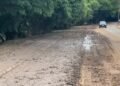 Com trânsito liberado mas sem limpeza completa, Estrada do Bongue tem acidente e manobras arriscadas em meio à lama após Rio Piracicaba transbordar Com trânsito liberado mas sem limpeza completa, Estrada do Bongue tem acidente e manobras arriscadas em meio à lama após Rio Piracicaba transbordar