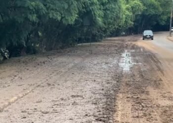 Com trânsito liberado mas sem limpeza completa, Estrada do Bongue tem acidente e manobras arriscadas em meio à lama após Rio Piracicaba transbordar Com trânsito liberado mas sem limpeza completa, Estrada do Bongue tem acidente e manobras arriscadas em meio à lama após Rio Piracicaba transbordar