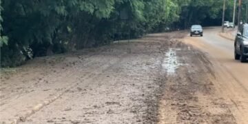Com trânsito liberado mas sem limpeza completa, Estrada do Bongue tem acidente e manobras arriscadas em meio à lama após Rio Piracicaba transbordar Com trânsito liberado mas sem limpeza completa, Estrada do Bongue tem acidente e manobras arriscadas em meio à lama após Rio Piracicaba transbordar