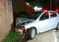 Carro de passeio com 8 ocupantes bate contra muro de linha férrea em Limeira e deixa feridos, diz PM