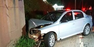 Carro de passeio com 8 ocupantes bate contra muro de linha férrea em Limeira e deixa feridos, diz PM