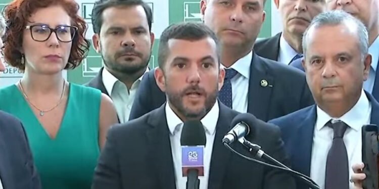 Carlos Jordy confirma que Flávio Bolsonaro está a caminho dos Estados Unidos