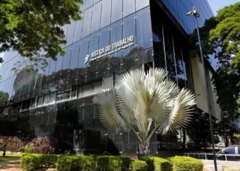 Vigilante recusa chácara avaliada em R$ 2,68 milhões oferecida como garantia de dívida trabalhista de cerca de R$ 730 mil, e Justiça determina bloqueio em contas