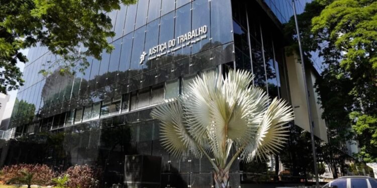 Vigilante recusa chácara avaliada em R$ 2,68 milhões oferecida como garantia de dívida trabalhista de cerca de R$ 730 mil, e Justiça determina bloqueio em contas Vigilante recusa chácara avaliada em R$ 2,68 milhões oferecida como garantia de dívida trabalhista de cerca de R$ 730 mil, e Justiça determina bloqueio em contas