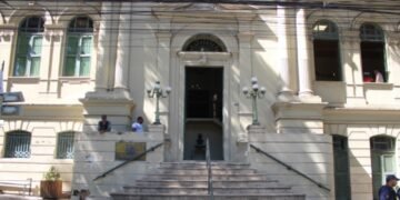 Prefeitura de Teresina é multada após documento com IA citar referências jurídicas falsas Prefeitura de Teresina é multada após documento com IA citar referências jurídicas falsas