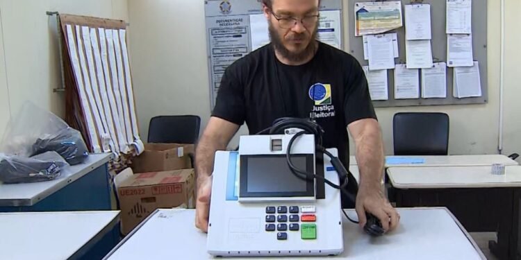 Urnas eletrônicas são preparadas para o segundo turno das Eleições 2026 no Vale do Paraíba e região