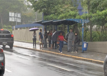 Eleitores relatam espera de até 1 hora por ônibus no 2º turno em Mogi das Cruzes