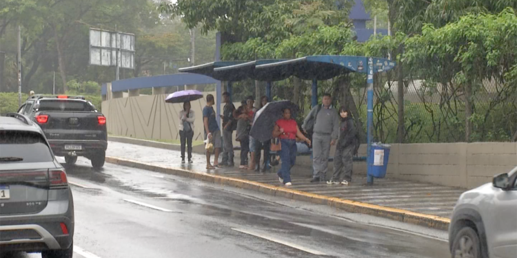 Eleitores relatam espera de até 1 hora por ônibus no 2º turno em Mogi das Cruzes