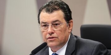 Líder do MDB no Senado sai em defesa de diretórios estaduais que apoiam Lula no segundo turno