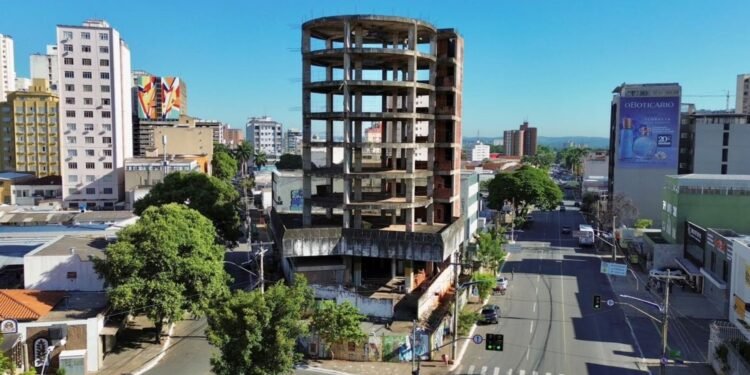 Redondo do Araguaia: prédio inacabado há cerca de 25 anos deve ter obra retomada e virar apartamento de aluguel, diz prefeitura Redondo do Araguaia: prédio inacabado há cerca de 25 anos deve ter obra retomada e virar apartamento de aluguel, diz prefeitura