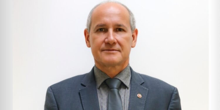 Quem é o procurador que pediu expulsão de Bolsonaro do Exército e recebeu medalha militar