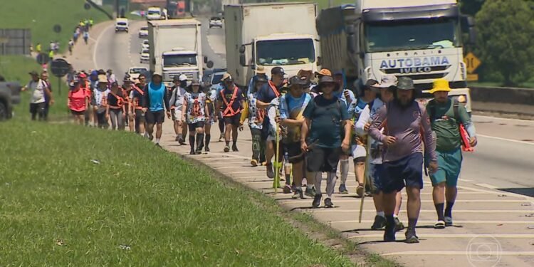 Calçada de 130 km para romeiros na Dutra: veja o que se sabe sobre estudo de caminho exclusivo até Aparecida, SP