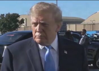 Trump faz insinuações e afirma, sem provas, que eleição no Brasil pareceu fraudada; Alckmin rebate