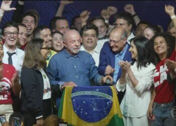 Lula, reeleito, diz que vai mudar a forma de governar e que vai trabalhar com o Congresso