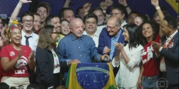 Lula, reeleito, diz que vai mudar a forma de governar e que vai trabalhar com o Congresso