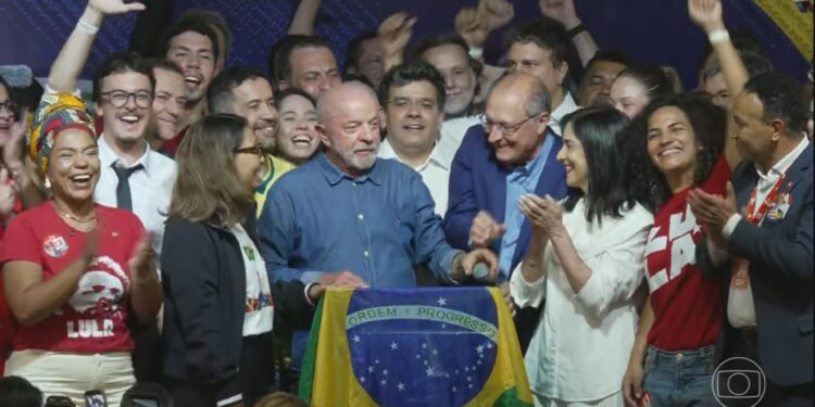 Lula, reeleito, diz que vai mudar a forma de governar e que vai trabalhar com o Congresso